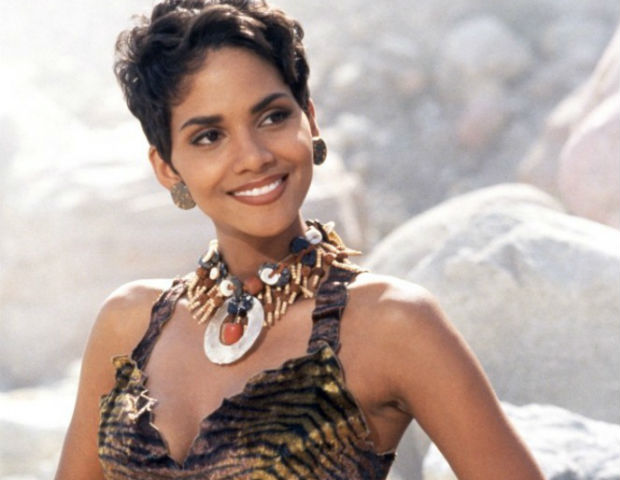 Halle Berry - Intro Halle Berry on set of The Flinstones