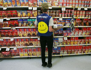 walmart-shelf-employee