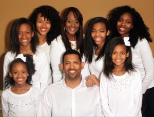 Family photo of Lenika and Gregg Scott and their six girls