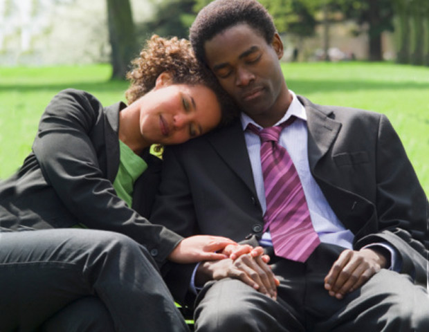 Couple-Sleeping-Park-620x480 Couple-Sleeping-Park-620x480