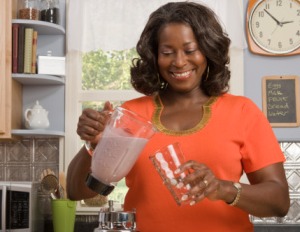 black woman making smootie