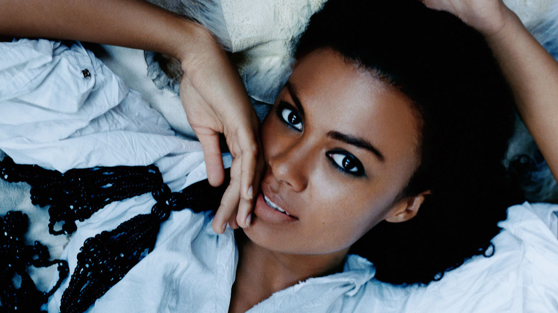 Amel Larrieux Sample Article