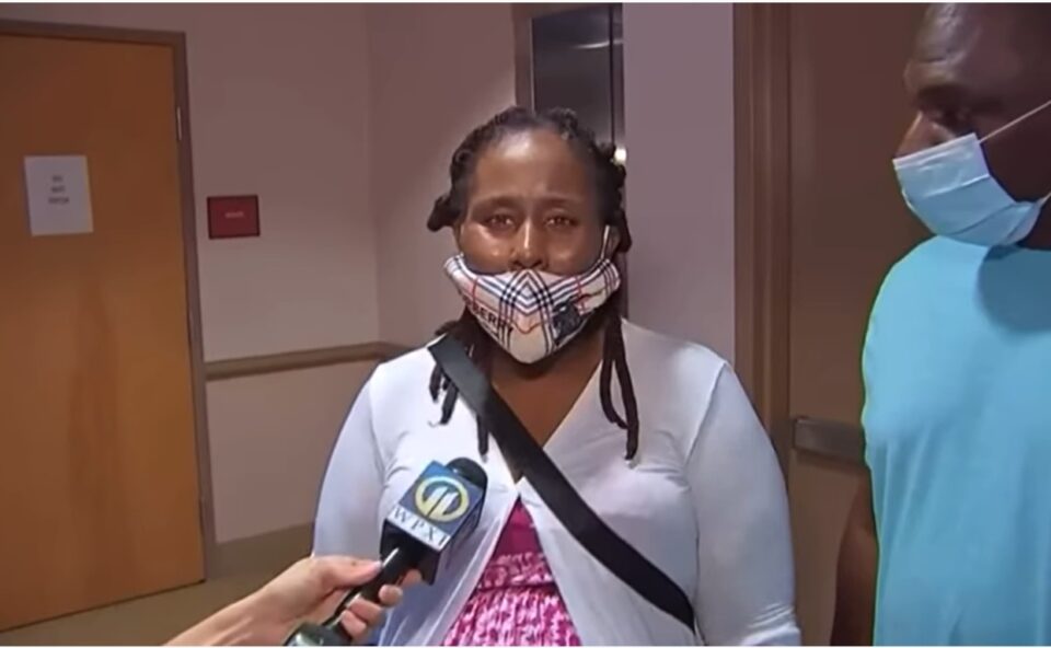 Kamahlai Stewart, a Black woman who is pregnant, at a drive-thru Giant Eagle pharmacy (screenshot)