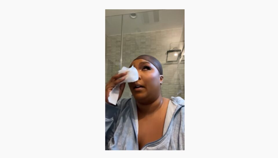 Lizzo Breaks down in tears (Youtube screenshot)