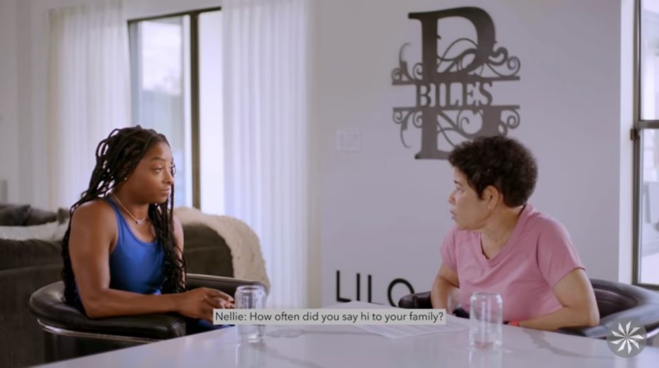 Simone Biles and her mom Nellie (Screenshot Youtube)