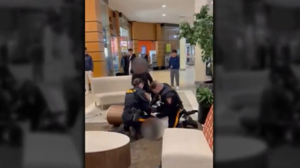 NJ police officers Mall