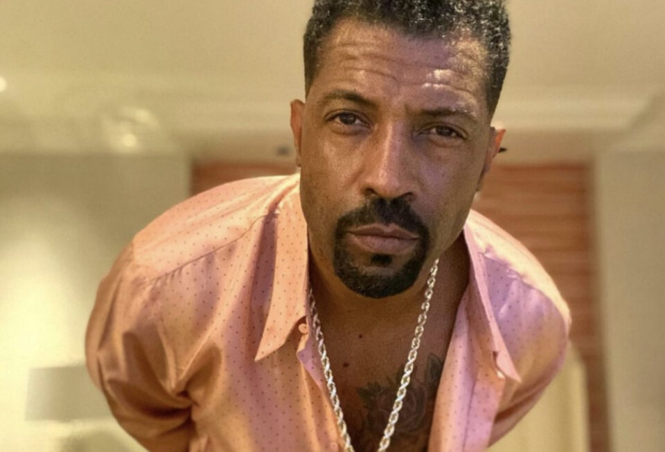 Deon Cole Selfie