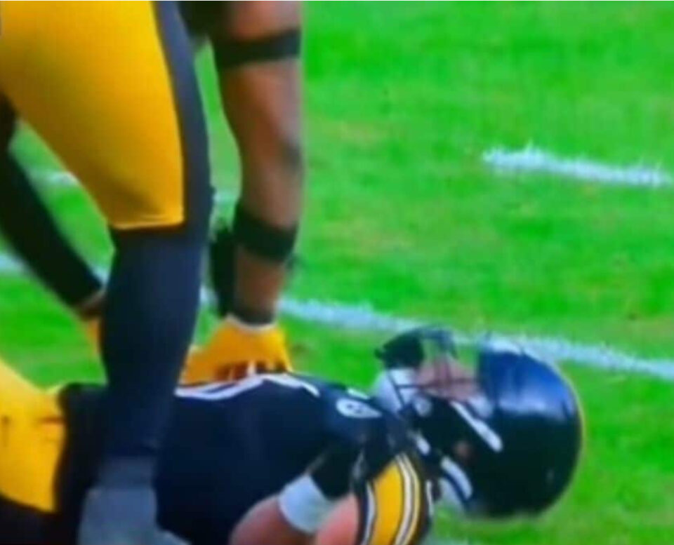 Steelers players mock CPR