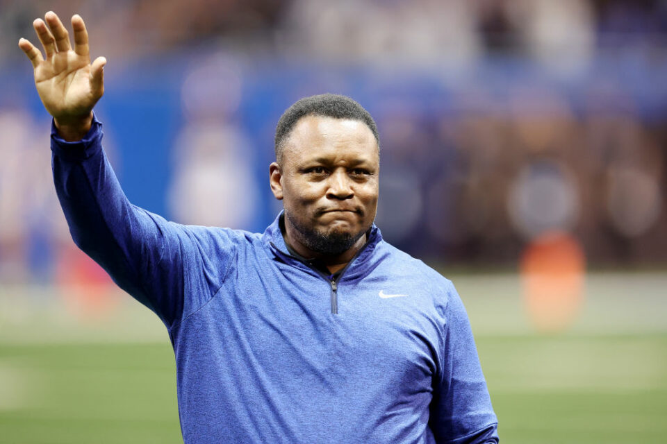 Barry Sanders, statue, NFL legend